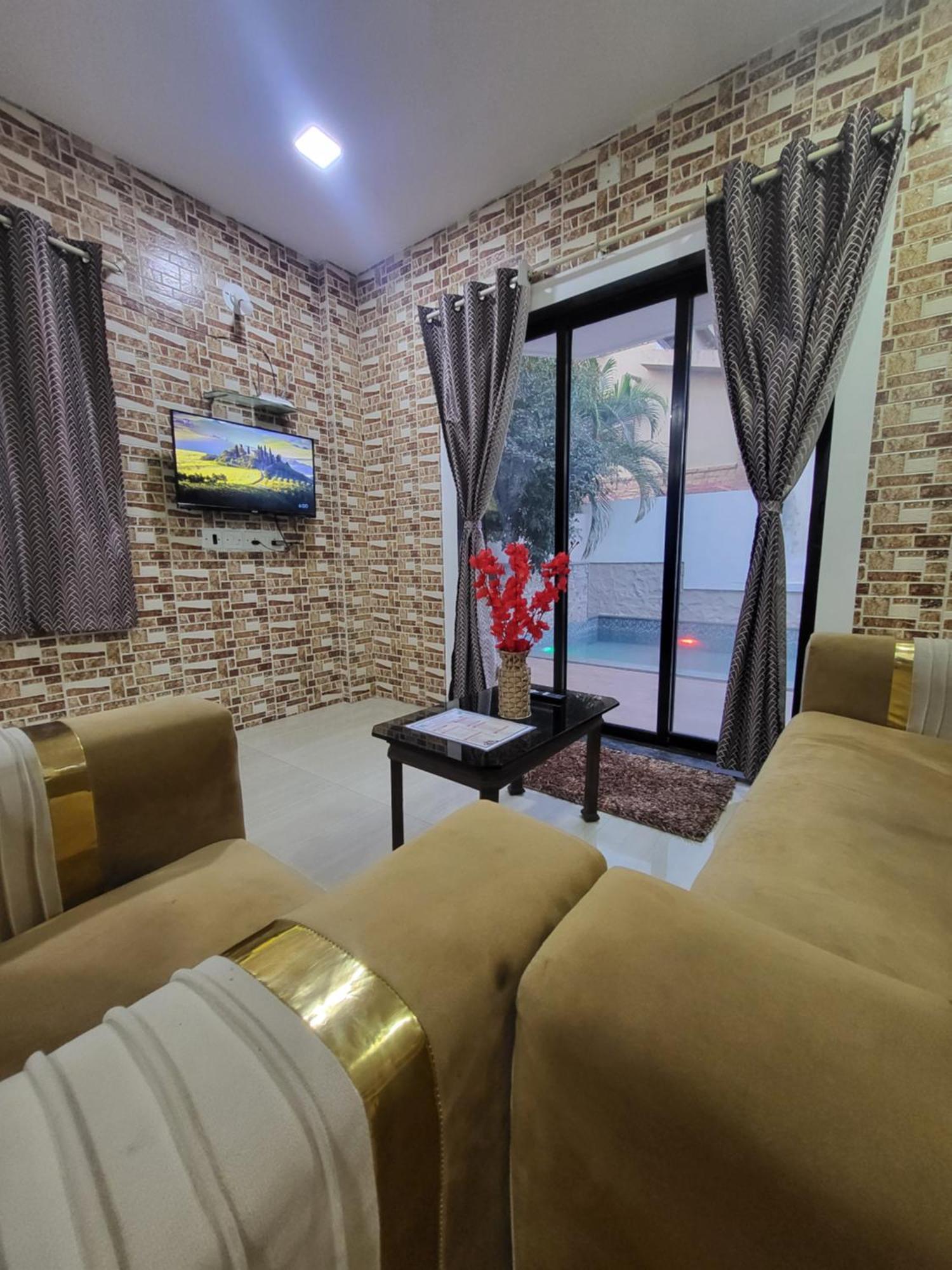 The Perfect Stays Para Disco Big Pool Cricket Turf Villa Lonavala Ngoại thất bức ảnh